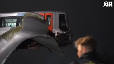 Влак на метрото в Ротердам увисна на 10 метра над водата (+ВИДЕО)