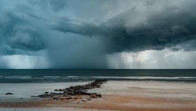 Водно торнадо и отнесени покриви на къщи в Гърция