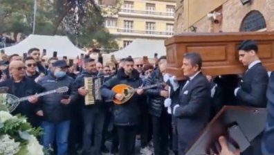 "Стани и пей за нас": Сълзи и музика на поклонението на Василис Карас (+ВИДЕО)