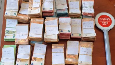 Митничари иззеха общо 300 хил. евро недекларирана валута от два товарни автомобила