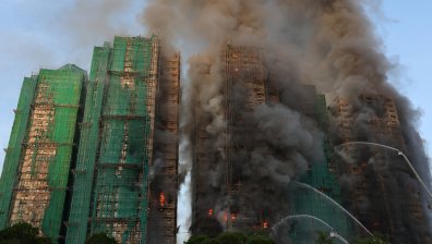 Пожарът в жилищен комплекс в Хонконг взе най-малко 13 жертви