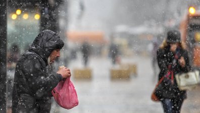 Силен вятър в 16 области у нас, ще има условия за снежни виелици