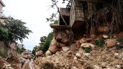 Мексико обяви "червена тревога" заради урагана "Джон"