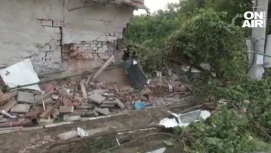 Камион се вряза в къща в плевенско село, шофьорът издъхнал в линейката