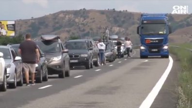 Образуваха се километрични опашки на "Кулата", няма "зелени коридори"