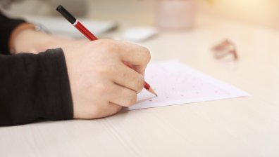 49 000 зрелостници в 722 училища се явяват на матура по БЕЛ