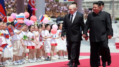 Путин праща деца на лагер в Северна Корея - пеят песни за Ким и чистят статуи