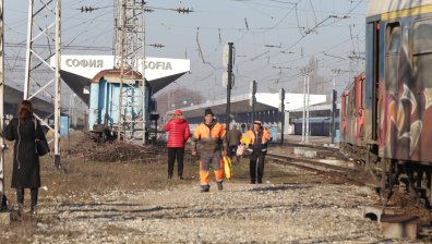 Дерайлиралият край София влак блокира пътуванията за часове. Пътници: Като в небрано лозе сме