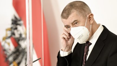 Премиерът на Чехия: ЕС ни принуждава да преговаряме с Русия за ваксина