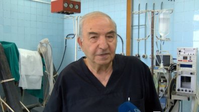 Лекар на годината е хирург, оперирал на светлината на фенер 