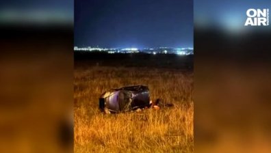 Безчувствени ли сме? Сама жена помага на младежи след катастрофа, шофьори подминават