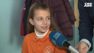 Добрина в "литри": Ученици дариха вода за свои връстници в Перник