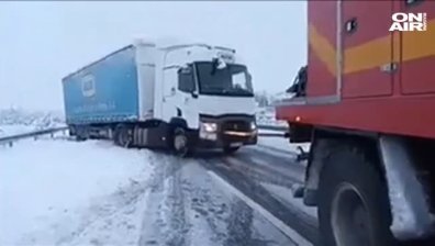 Снежно бедствие в Испания: Хиляди коли блокирани на магистрала