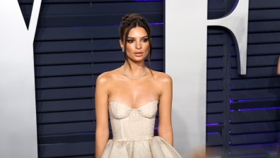 Емили Ратайковски парадира по бански в Италия