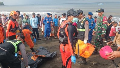 Четирима загинали и 38 в неизвестност, след като ферибот потъна край Бали