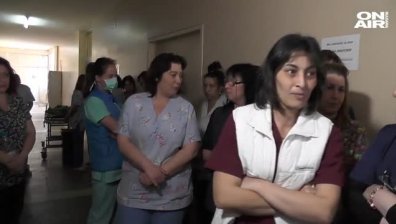Медицински сестри от болница във Враца протестираха пред кабинета на директора