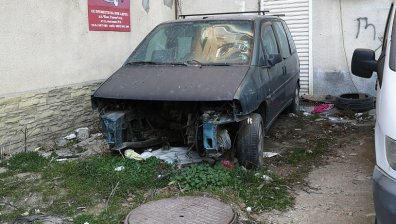 HelpBook за кварталите, в които живеем - зарязани коли, боклуци, счупени плочки