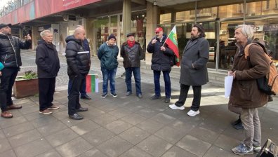 Социалисти излязоха на протест срещу участието на БСП в правителството