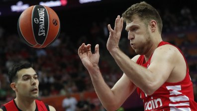 Силен Везенков доближи "Олимпиакос" до финала след победа над ПАОК с 97:77