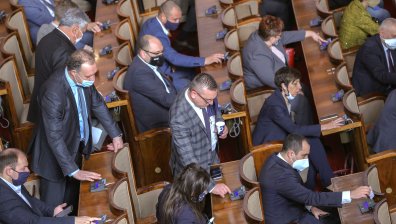 На първо четене: Част от мерките срещу Ковид-19 остават още 2 месеца