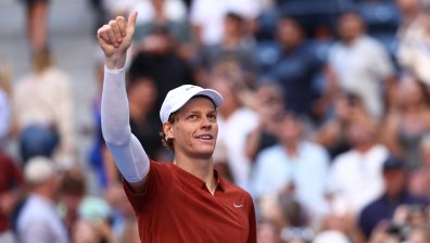 Синер обърна Шаповалов и продължава защитата на титлата си в Ню Йорк