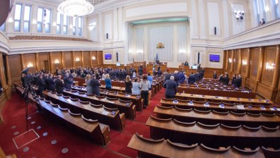 Депутатите отхвърлиха ветото на Радев, по-високи данъци за старите коли ще има