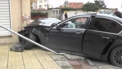 Кола се вряза в жилищен блок във Варна (ВИДЕО)