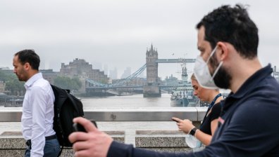 Няма да затягат мерките за Нова година в Англия, призовават за празненства на открито