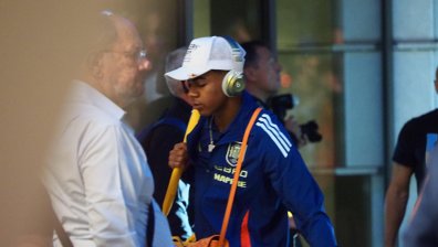 Драконовски мерки за сигурност и стотици малки фенове посрещнаха националите на Испания (СНИМКИ)