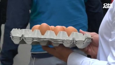 Обстрелваха с яйца централата на ГЕРБ в Бургас