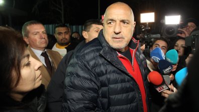 Десетки посрещнаха Борисов, Горанов и Арнаудова след освобождаването им от ареста