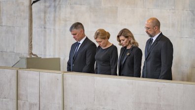 И съпругата на Зеленски сведе глава пред Елизабет II в Лондон, срещна се с Кейт Мидълтън