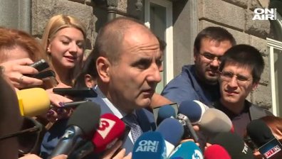 ГЕРБ регистрира Цачева и Манушев в ЦИК