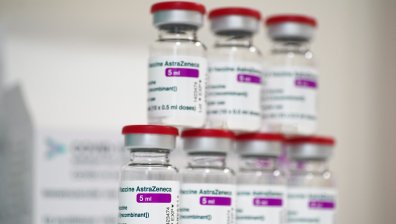 Германия спира ваксинацията с AstraZeneca при хора под 60 години