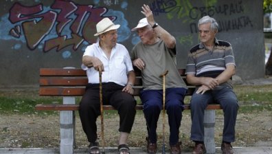 Изплащат увеличените пенсии
