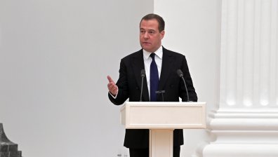 Медведев скочи на Байдън: Сандвичите с месо ще останат в Русия, но САЩ губят милиарди