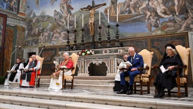 Исторически ден във Ватикана: Крал Чарлз III и папа Лъв XIV се помолиха заедно (+СНИМКИ)