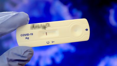 Отиваш да се забавляваш, но с тест - стотици на опашки пред заведения в София