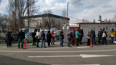 Ваксините пристигнаха: Извиха се големи опашки, малко дози стигат до джипитата