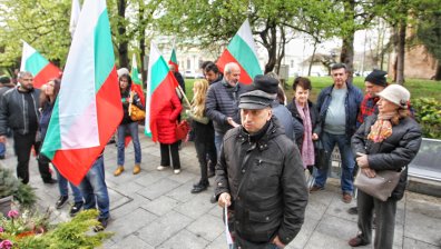 Граждани на протест срещу преименуването на улици и знамето на Украйна пред общината