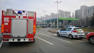 Кола се заби в газовата система на бензиностанция