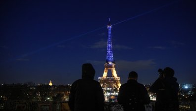 Осветяват Айфеловата кула в синьо и жълто за годишнината от войната в Украйна