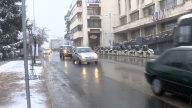 Снежна покривка от 15 см. блокира движението във Велико Търново