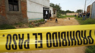 12 души бяха убити, а трима ранени, при стрелба в мексикански бар