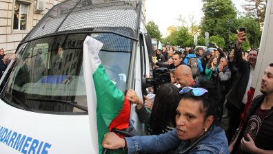 Депутат опита да обърне кола на жандармерията: Искра Михайлова обясни агресията си