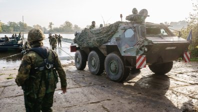 Германия се въоръжава ударно, купува военноморски фрегати и стотици БТР-и