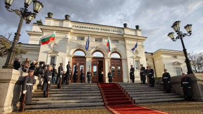 Конституция по Facebook - къде се крие разковничето към изход от политическата криза?