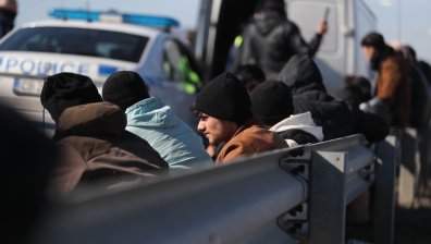 След гонка спипаха автомобил с нелегални мигранти край Пасарел