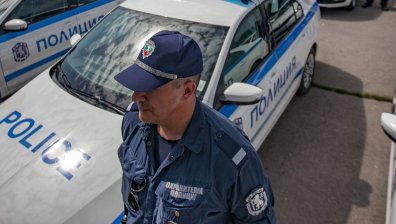Заплаха с оръжие и скъсан пагон: Арестуваха мъж и жена за нападение над полицаи