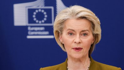 Фон дер Лайен: Първата жена премиер на Япония пише история